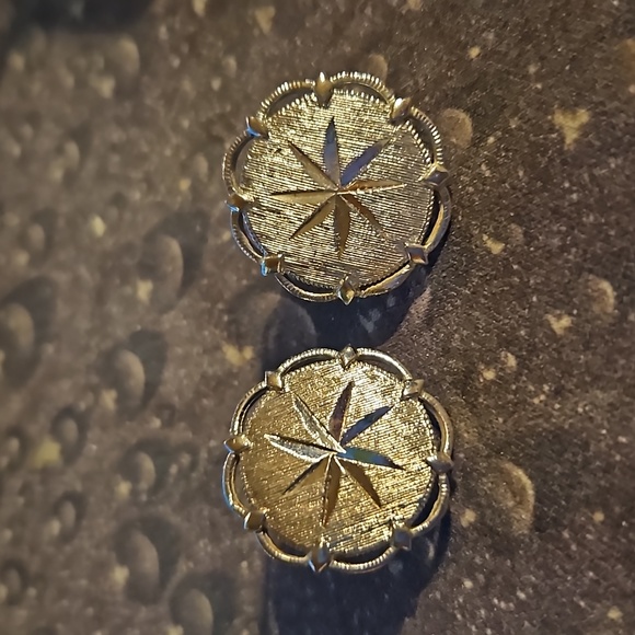 COPY - Vintage Silvertone Clip Earrings - Picture 1 of 3